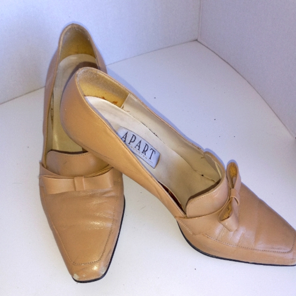 Apart vintage Victorian style square toe with bow  pump Light tan 7 1/2 heel 3in